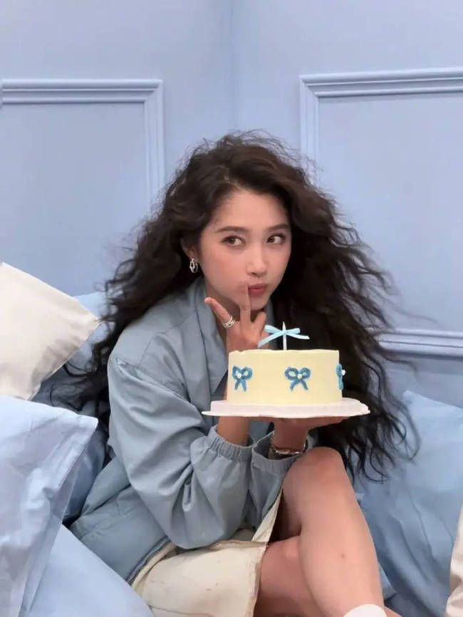 关晓彤分享28岁生日照 卷毛造型俏皮可爱