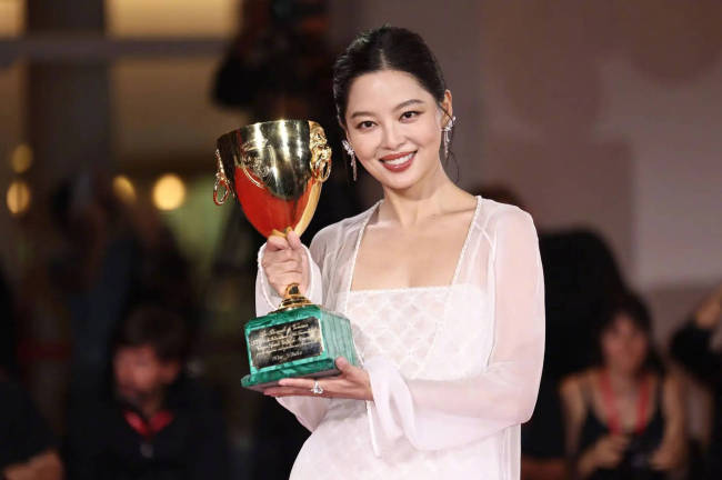 甄子丹回应带辛芷蕾入行:终究还是靠她自己