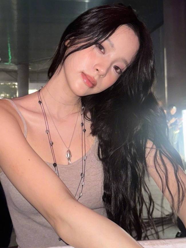 欧阳娜娜更新随拍美照！穿灰色吊带上衣清凉又舒适