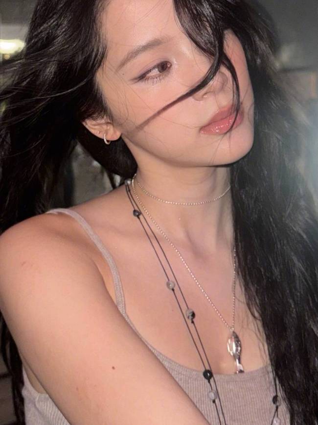欧阳娜娜更新随拍美照！穿灰色吊带上衣清凉又舒适