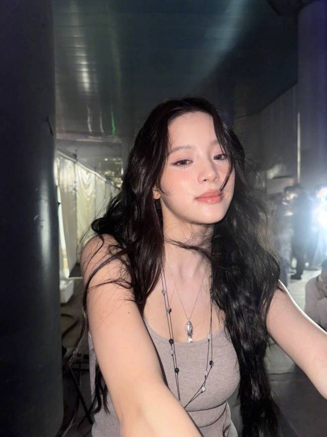 欧阳娜娜更新随拍美照！穿灰色吊带上衣清凉又舒适