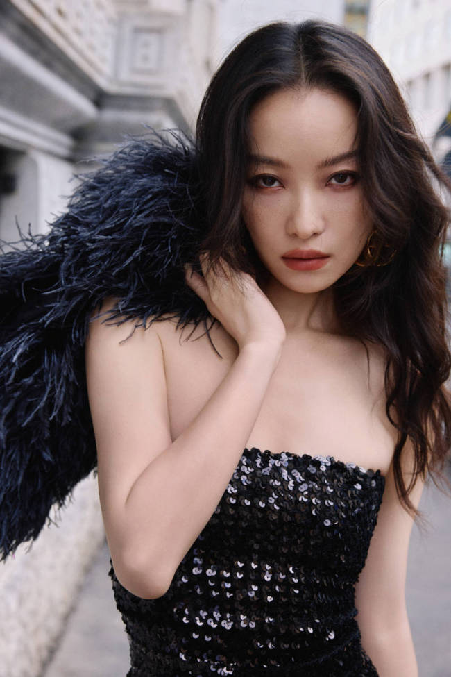 倪妮穿亮片裙出席时装周 搭配轻盈羽毛冷艳迷人