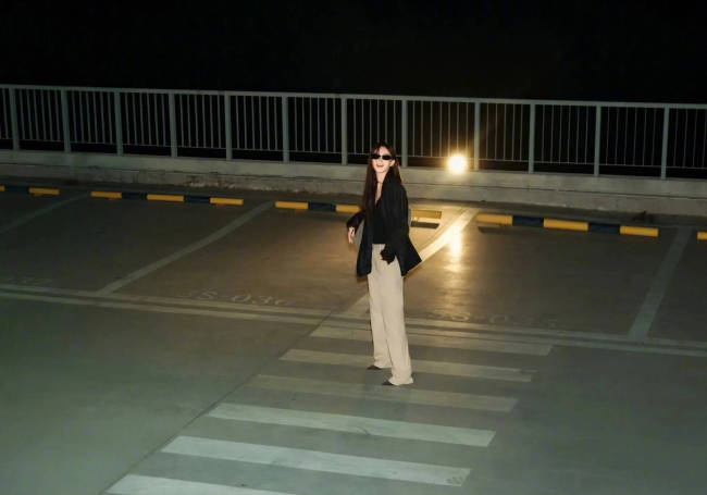 李一桐分享时装周出发美照 抬头浅笑慵懒随性