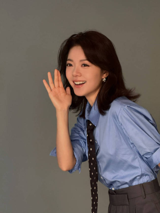 赵今麦蓝衬衫配百褶裙青春活泼 侧身回眸笑容甜美