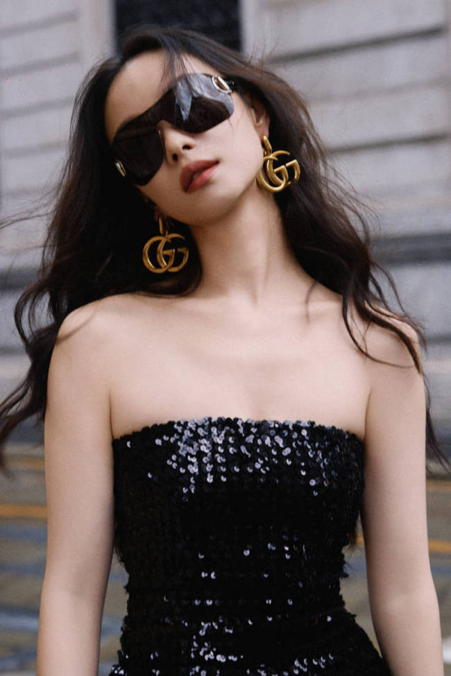 倪妮穿亮片裙出席时装周 搭配轻盈羽毛冷艳迷人