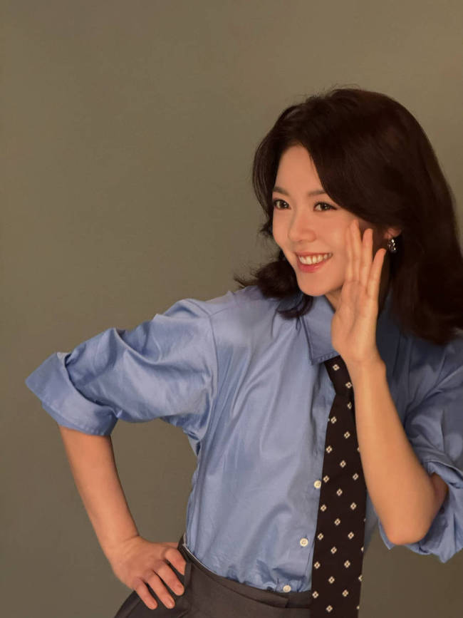 赵今麦蓝衬衫配百褶裙青春活泼 侧身回眸笑容甜美