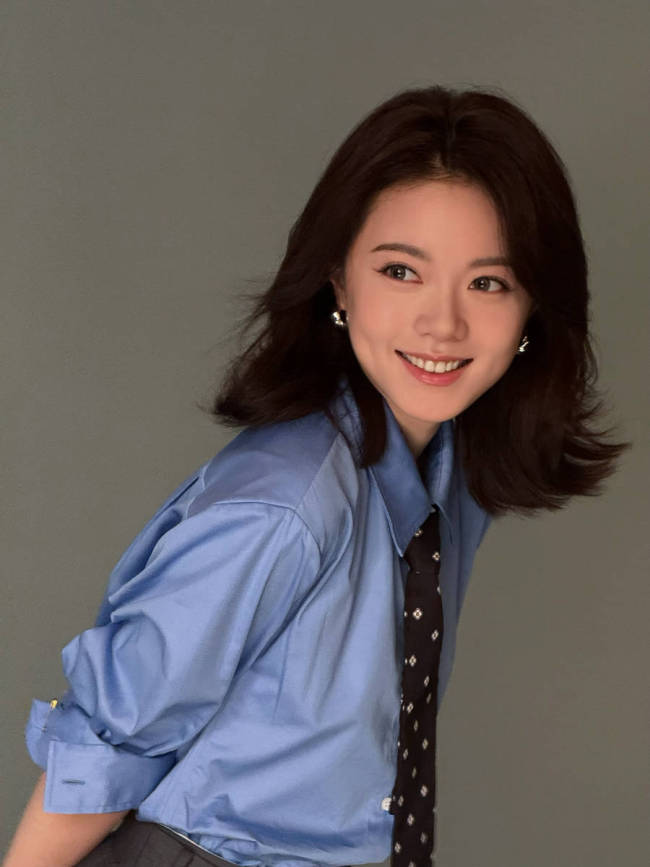 赵今麦蓝衬衫配百褶裙青春活泼 侧身回眸笑容甜美