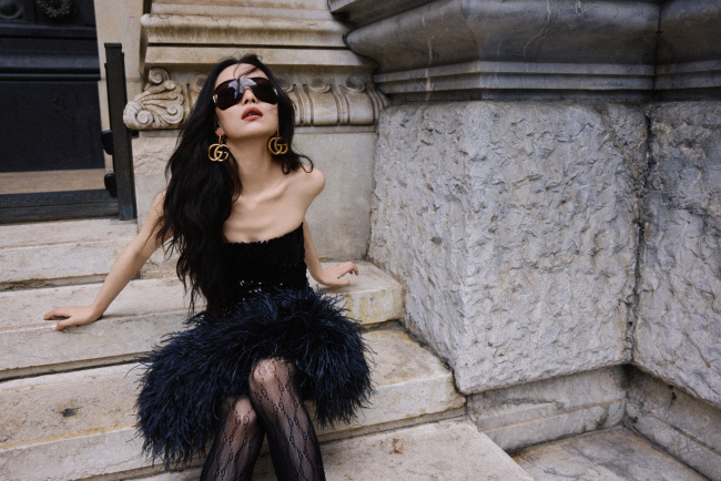 倪妮穿亮片裙出席时装周 搭配轻盈羽毛冷艳迷人