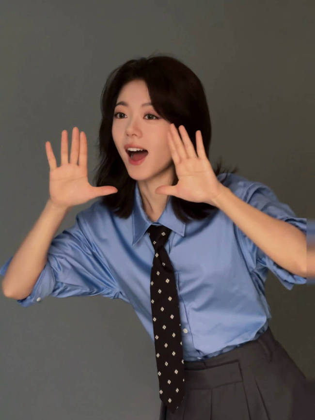 赵今麦蓝衬衫配百褶裙青春活泼 侧身回眸笑容甜美