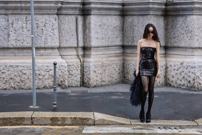 倪妮穿亮片裙出席时装周 搭配轻盈羽毛冷艳迷人