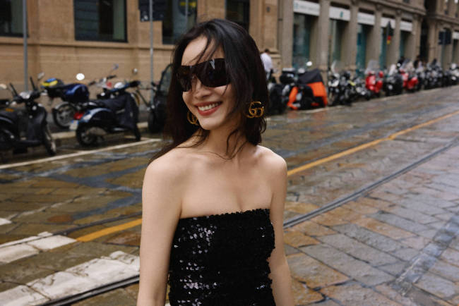 倪妮穿亮片裙出席时装周 搭配轻盈羽毛冷艳迷人