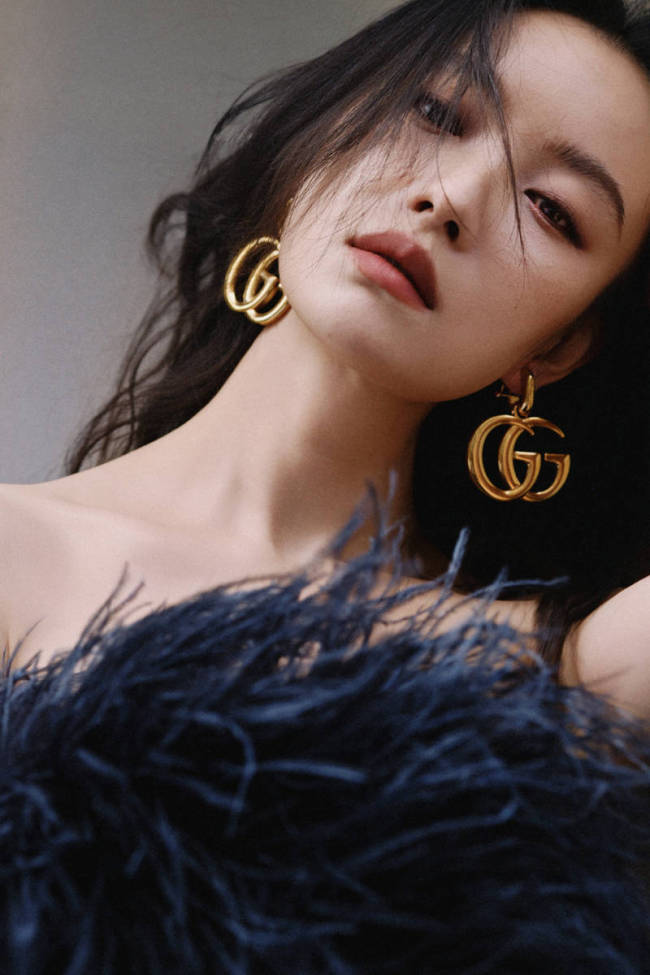 倪妮穿亮片裙出席时装周 搭配轻盈羽毛冷艳迷人