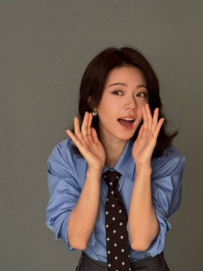 赵今麦蓝衬衫配百褶裙青春活泼 侧身回眸笑容甜美