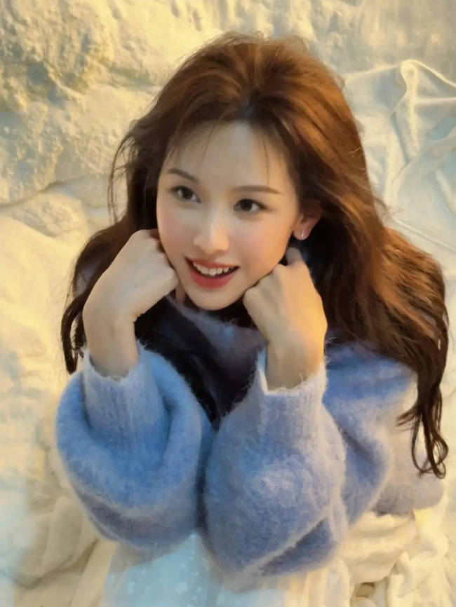 陈都灵穿蓝色毛衣温柔灵动 雪中抬眸尽显可爱