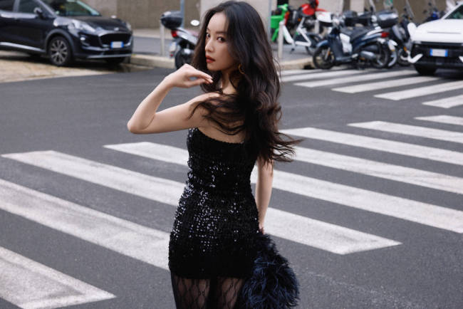 倪妮穿亮片裙出席时装周 搭配轻盈羽毛冷艳迷人