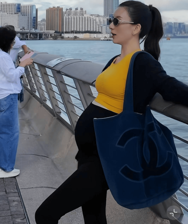 郭富城老婆方媛挺孕肚做瑜伽 四肢纤细状态俱佳