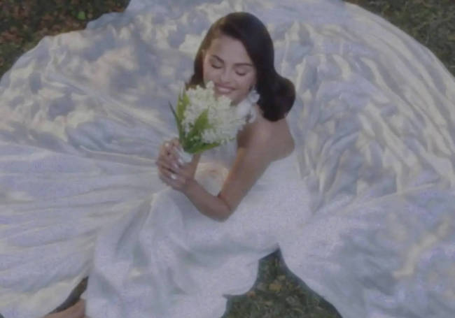 赛琳娜公开婚服造型 纯白挂脖露背婚纱唯美典雅