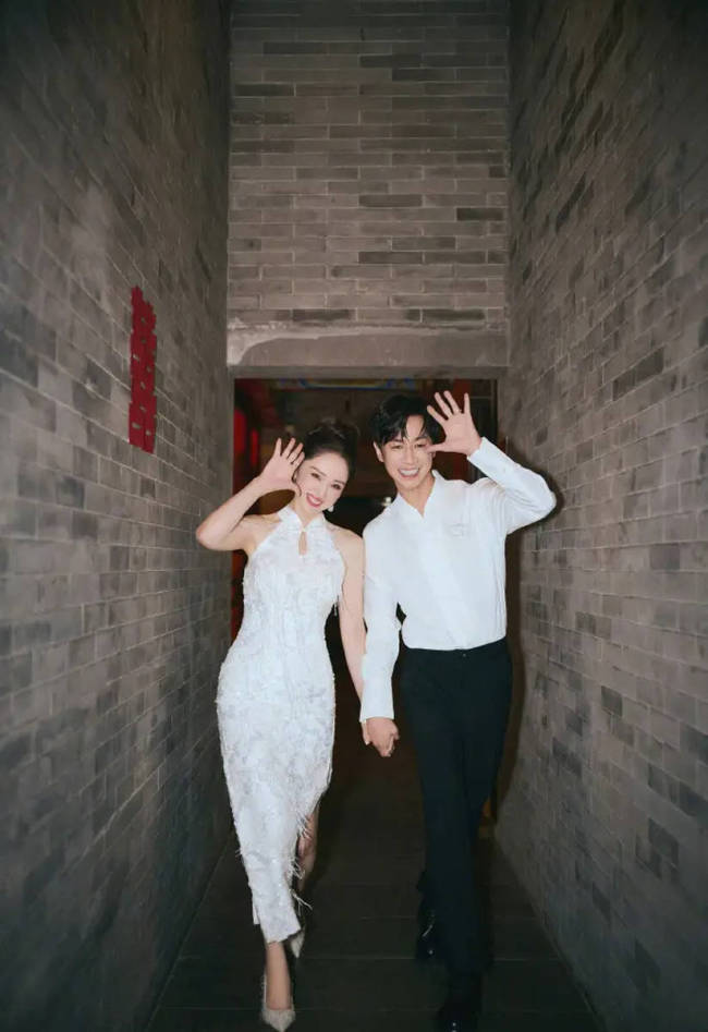 董璇张维伊晒结婚照 二人搂腰对视超甜蜜