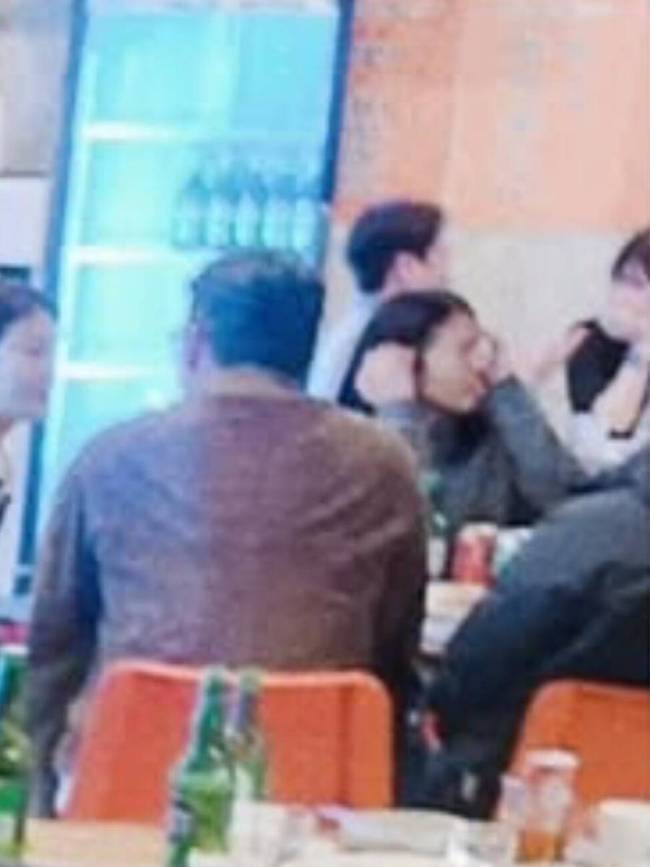 玄彬现身孙艺珍电影杀青宴 两人同框撒糖笑容灿烂