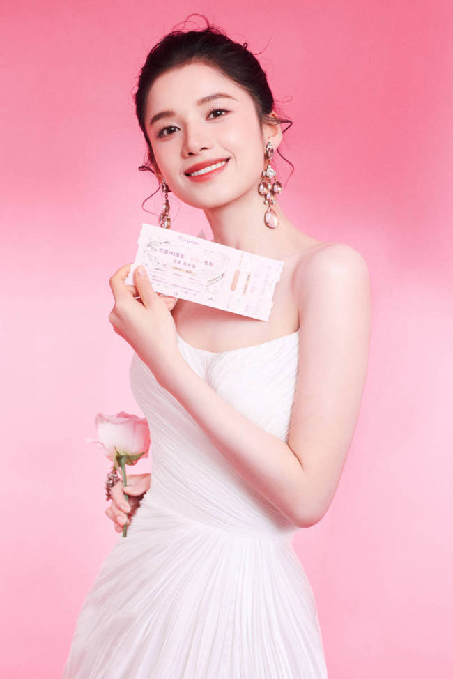 张婧仪穿白色长裙大秀美背 甜美明媚又俏皮灵动