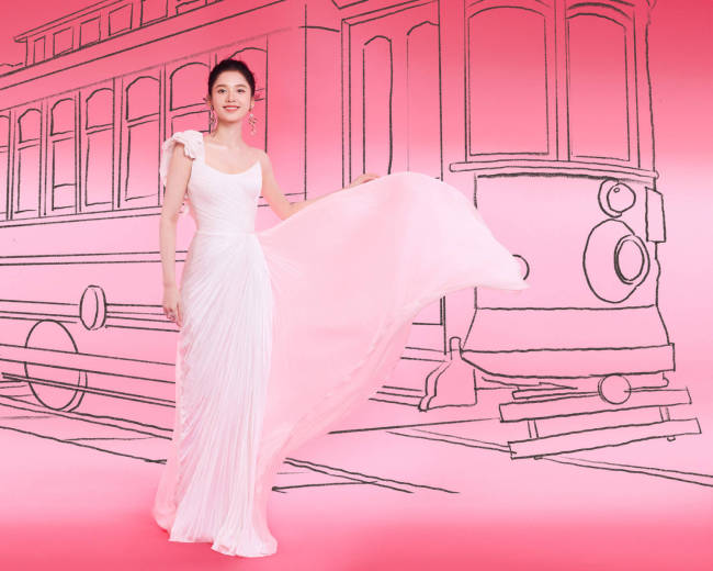 张婧仪穿白色长裙大秀美背 甜美明媚又俏皮灵动