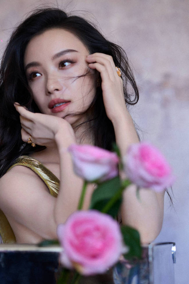 倪妮穿金色深V长裙美艳魅惑 锁骨诱人曲线曼妙