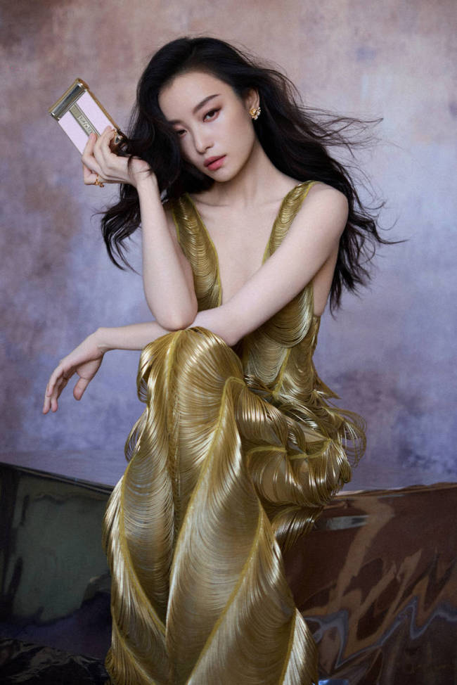 倪妮穿金色深V长裙美艳魅惑 锁骨诱人曲线曼妙