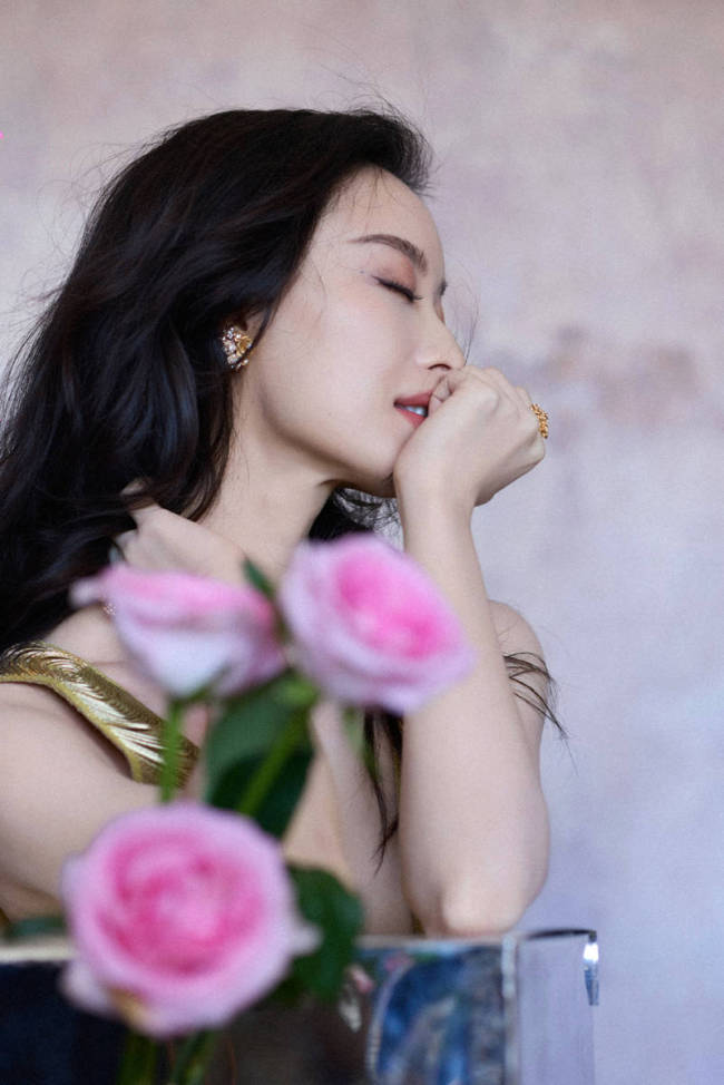 倪妮穿金色深V长裙美艳魅惑 锁骨诱人曲线曼妙
