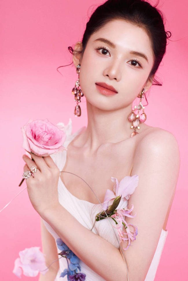 张婧仪穿白色长裙大秀美背 甜美明媚又俏皮灵动