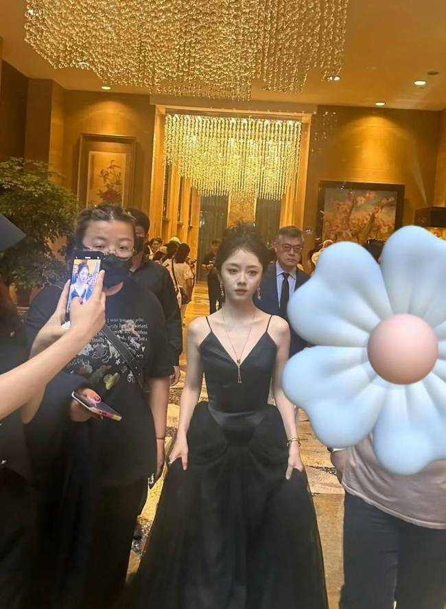 谭松韵晒美照回应暴瘦传闻：接下来行程发呆吃美食