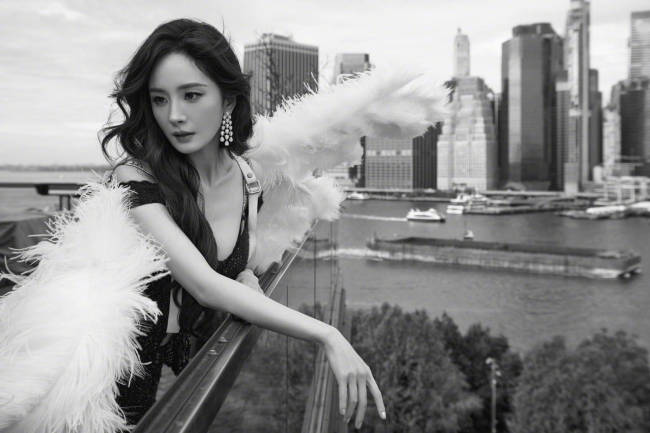 杨幂穿露肩黑裙观看维密秀 身背羽毛翅膀宛如天使