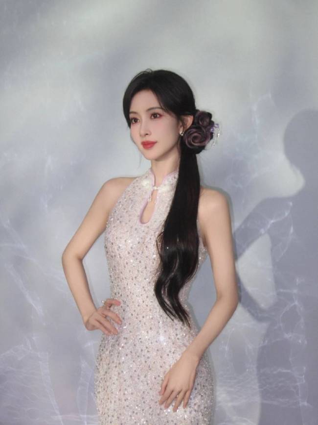 孟子义穿新中式旗袍温婉端庄 侧编发别致气质柔媚