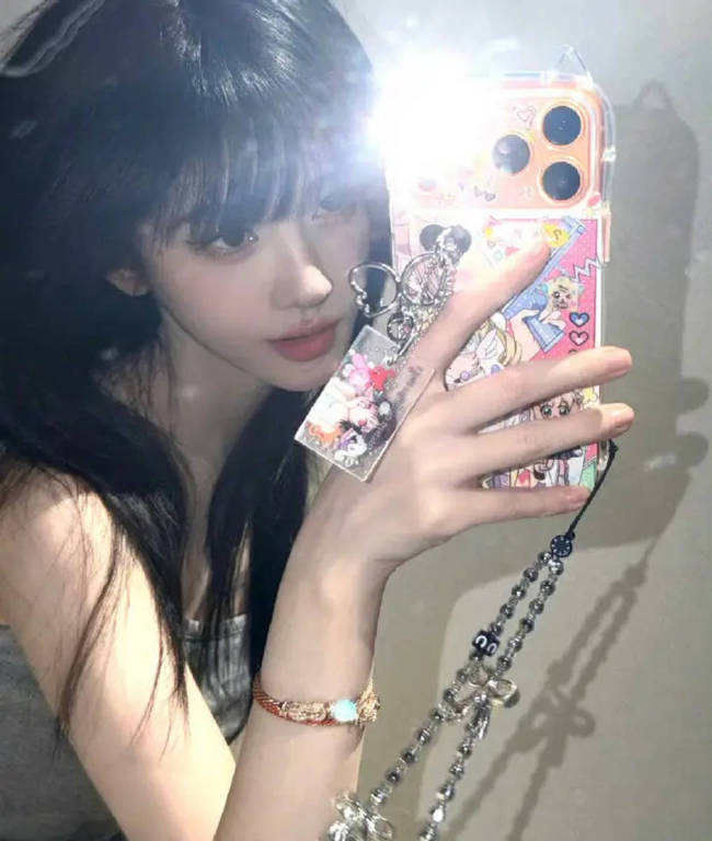 鞠婧祎抹胸配长裤休闲感十足 对镜自拍五官精致