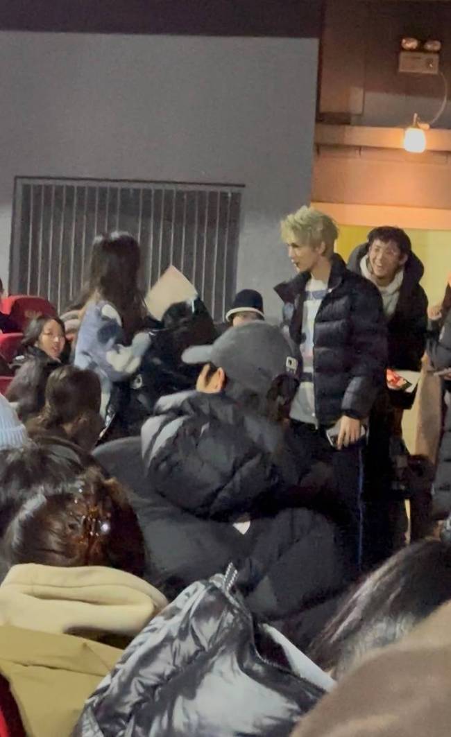 荣梓杉曾被偶遇与女生一起看戏 两人同坐非常低调