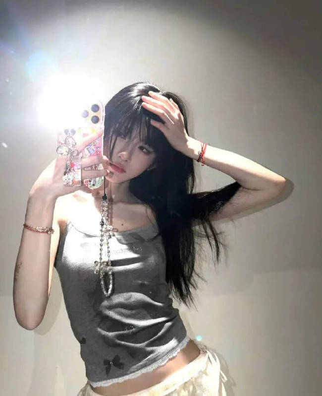 鞠婧祎抹胸配长裤休闲感十足 对镜自拍五官精致