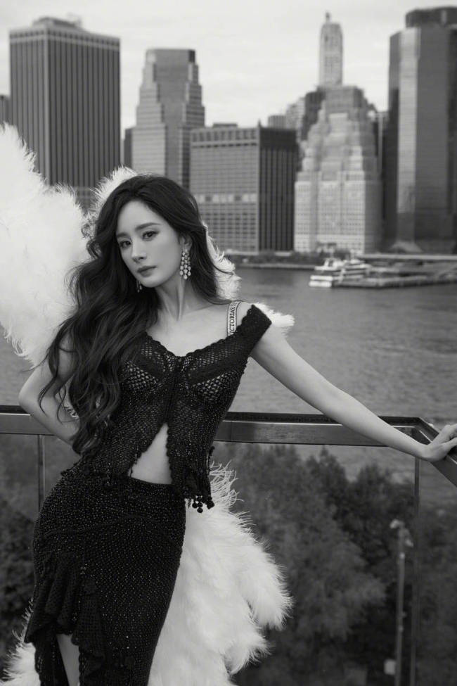 杨幂穿露肩黑裙观看维密秀 身背羽毛翅膀宛如天使