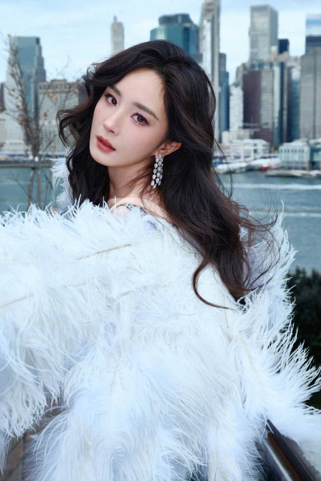 杨幂穿露肩黑裙观看维密秀 身背羽毛翅膀宛如天使