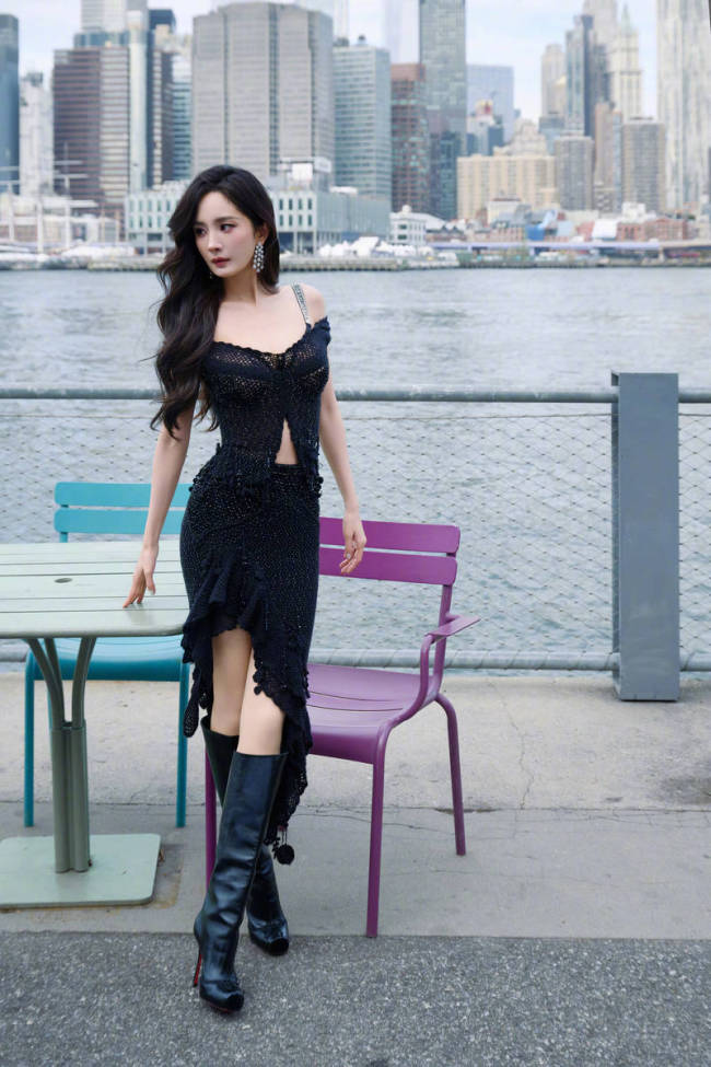 杨幂穿露肩黑裙观看维密秀 身背羽毛翅膀宛如天使