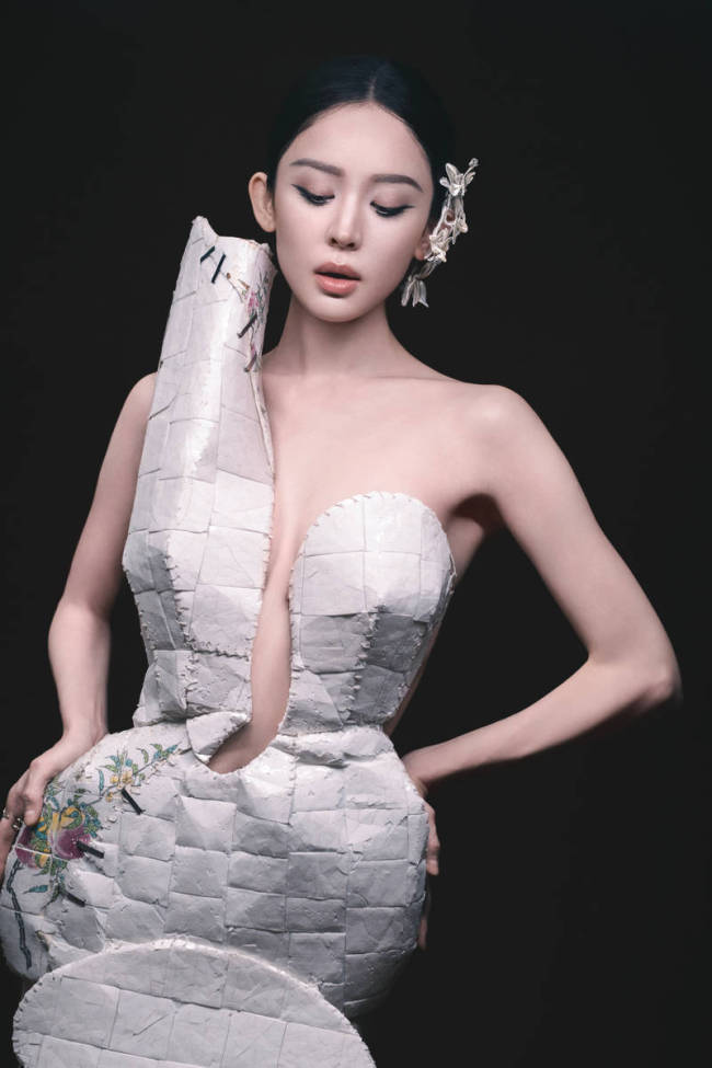 古力娜扎穿深V礼裙身材曼妙 红唇吸睛气场强大
