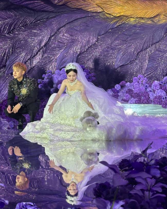 谢可寅晒与徐艺洋黄子韬合照 夸赞新娘穿婚纱漂亮