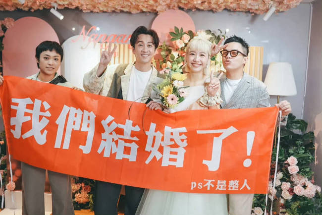 陈汉典LULU领证现场接吻 对镜甜笑洋溢幸福氛围