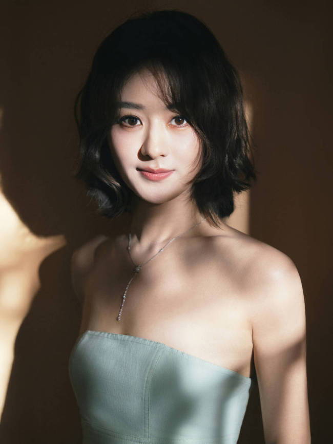 赵丽颖穿浅蓝抹胸裙温婉典雅 短发造型韵味十足