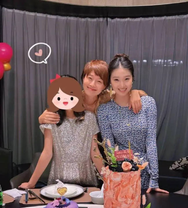 马伊琍大女儿晒与姥姥合照显乖巧！长得像爸爸文章