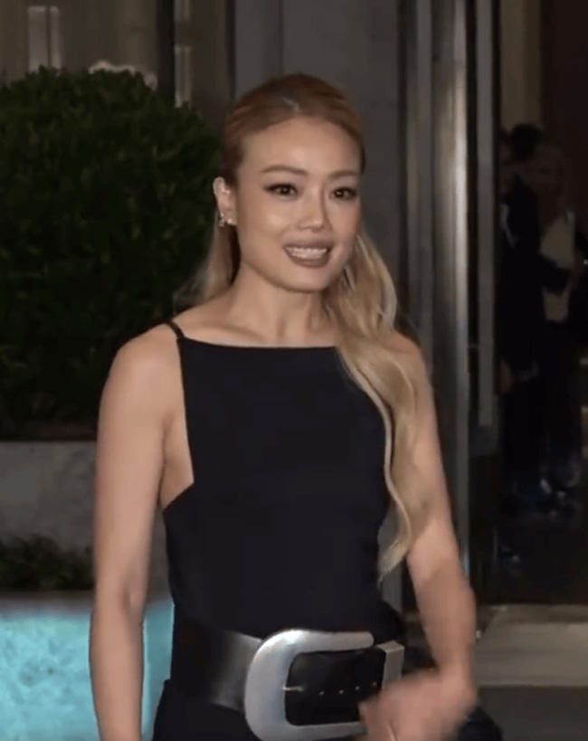 容祖儿回应与成龙误会!称成龙摸其后背是捕风捉影