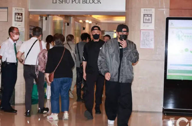 目前许绍雄还未苏醒 一众港星前往医院探望他