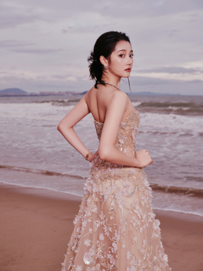 关晓彤穿抹胸裙大气优雅 身披毛绒外套楚楚动人