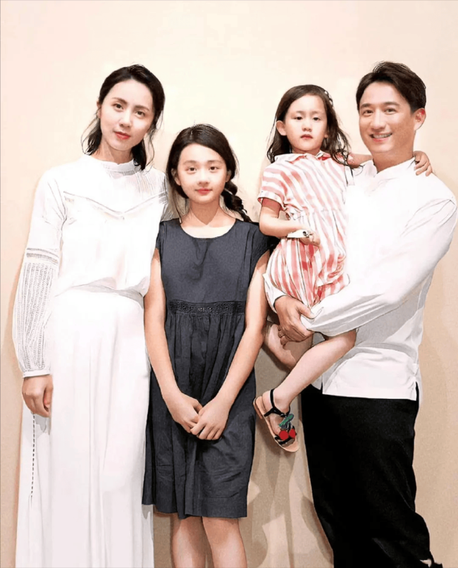 黄磊微信名叫多妹弟爸 头像还是妻子的话剧的剧照