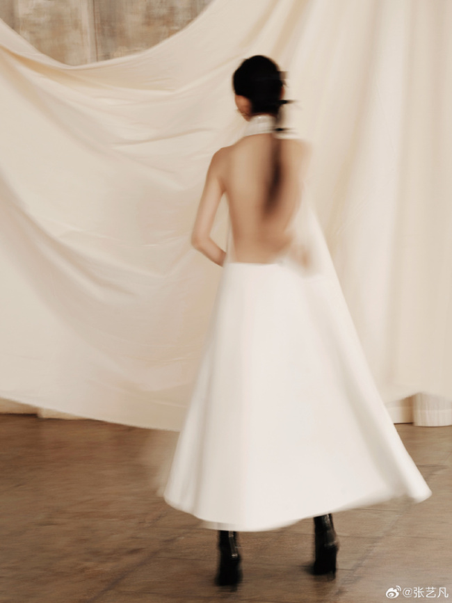 张艺凡极简风白裙气质清冷 完美诠释优雅高级感