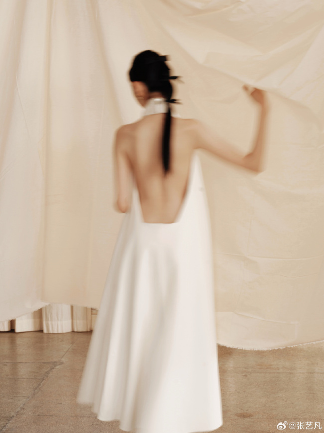 张艺凡极简风白裙气质清冷 完美诠释优雅高级感