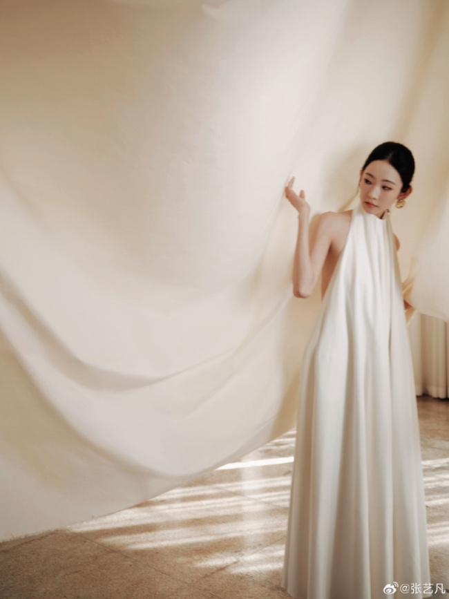 张艺凡极简风白裙气质清冷 完美诠释优雅高级感